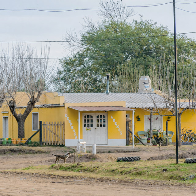 Pla: estación, almacén y gastronomía